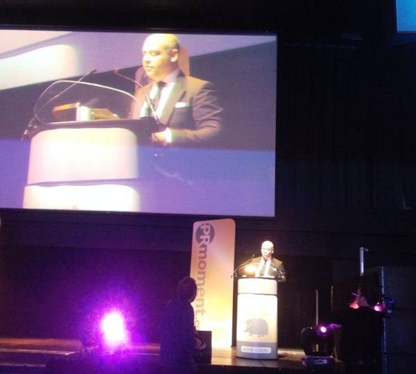 Cision's Marc Swan presents the 'Community Engagement Campaign of the Year' to Unity – DRYATHLON, for Cancer Research UK 